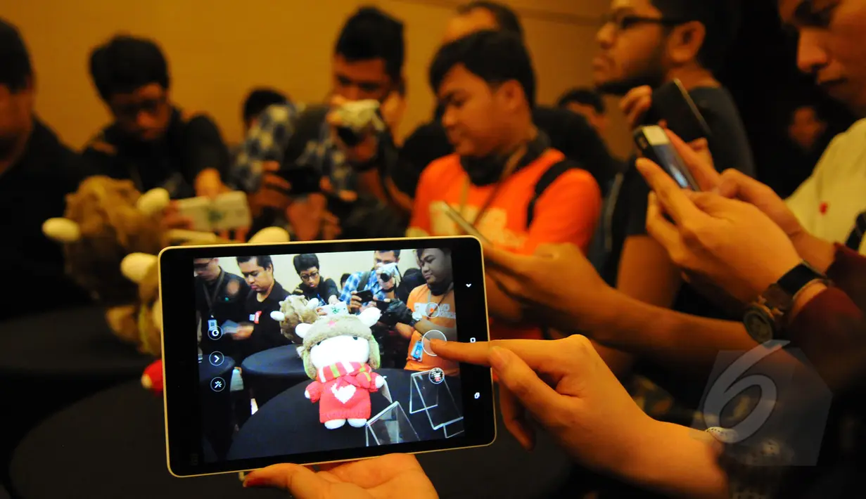 Sejumlah pengunjung mencoba Redmi 2 saat peluncuran Redmi 2 di The Club XXI, Djakarta Theatre, Jakarta, Rabu (1/4/2015). (Liputan6.com/Herman Zakharia)
