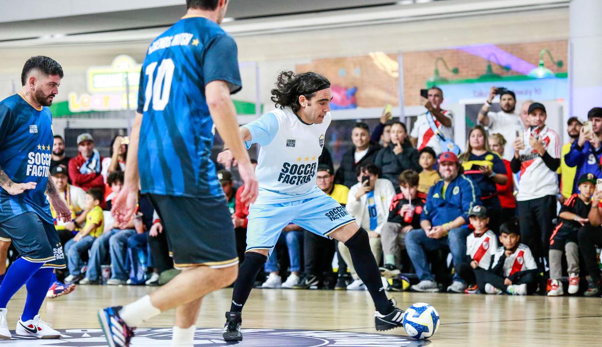 Mantan pesepak bola Argentina, Juan Pablo Sorin (kanan) menggiring bola dalam laga bertajuk Legends Soccer Match untuk merayakan ulang tahun Diego Maradona di American Dream Mall, East Rutherford, New Jersey, pada 30 Oktober 2025. (AFP/Kena Betancur)