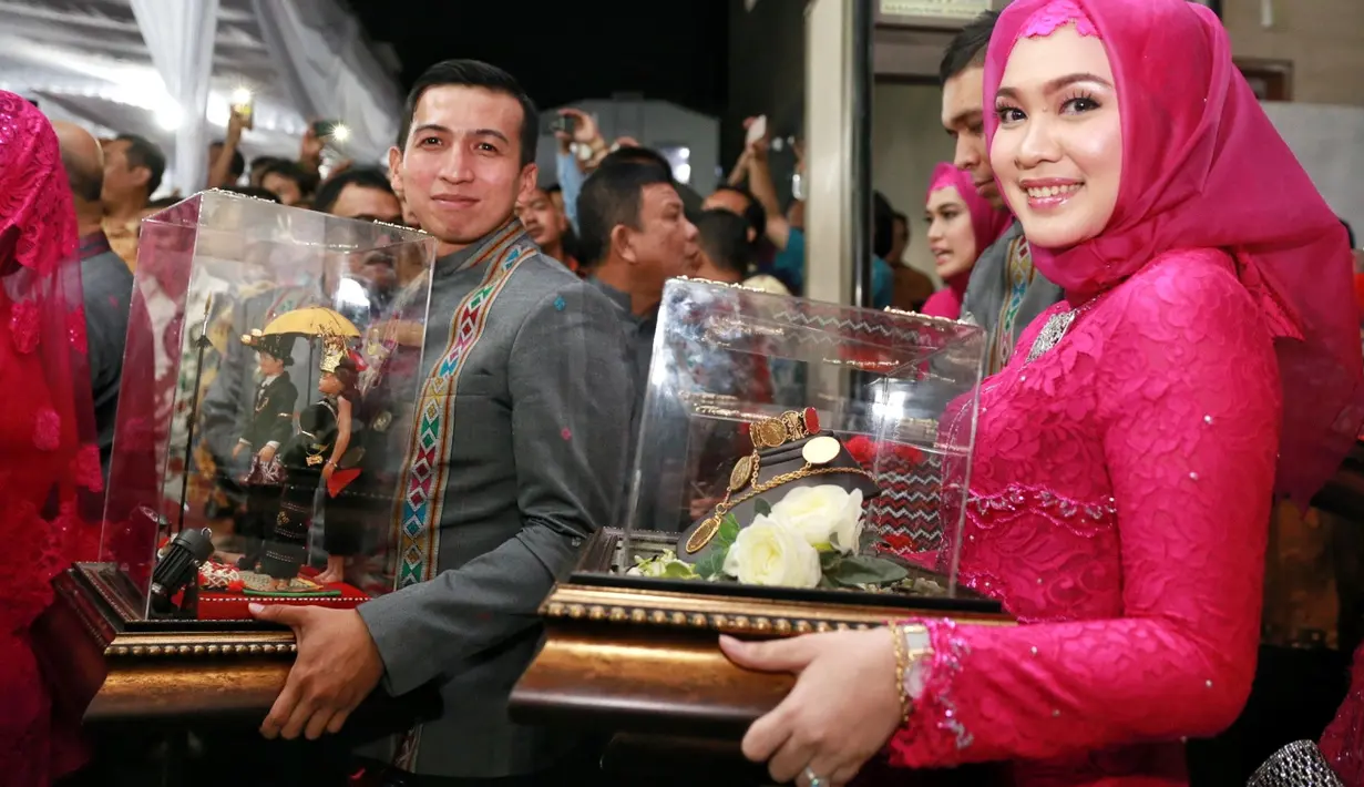Pada Selasa malam, Presiden Jokowi menggelar acara midodareni jelang pernikahan putrinya, Kahiyang Ayu dengan Bobby Nasution. Pada malam itu juga, calon pengantin pria juga menyerahkan seserahan untuk calon istrinya. (Adrian Putra/Bintang.com)