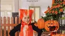 Berkonsep bahan baku makanan yang akan dimasak oleh chef (Ify), Sivia pun memilih kostum daging halal. Kostum Sivia yang unik ini menggambarkan potongan daging tipis yang siap dimasak. Aksinya yang lucu ini membuatnya tidak terlihat seperti ibu satu anak. (Liputan6.com/IG/@ifyalyssa)