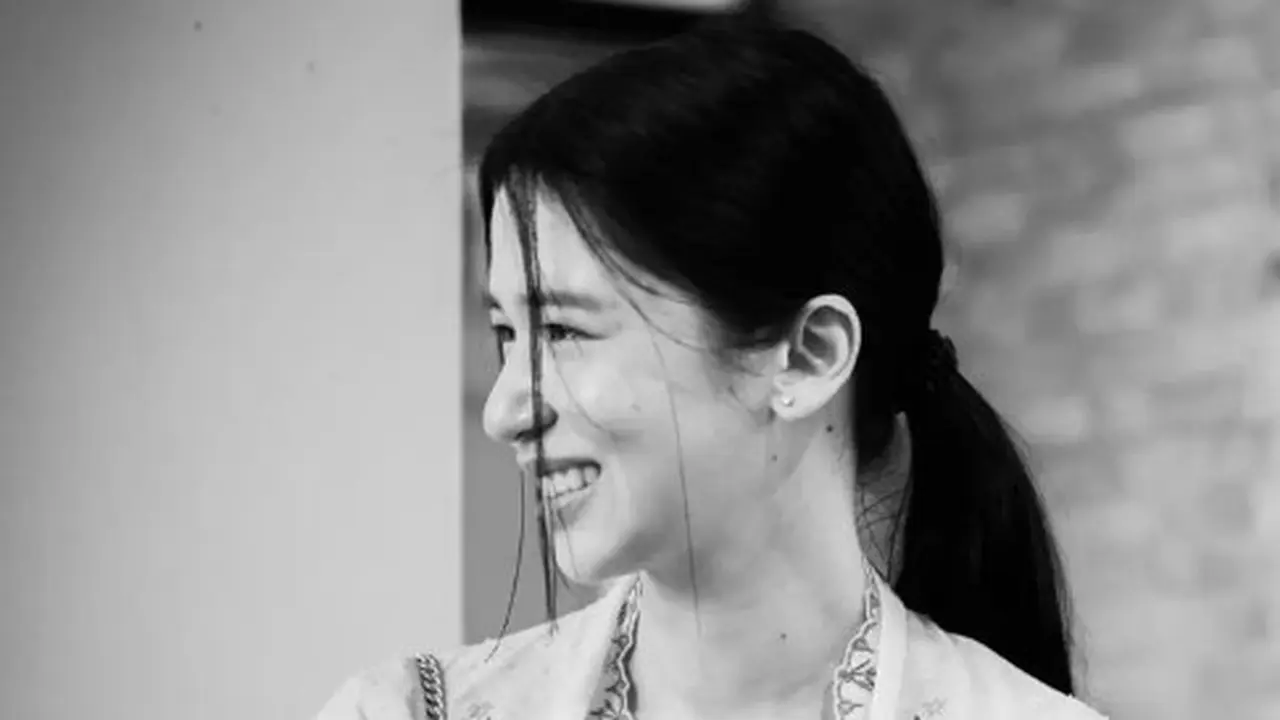 Laura Basuki dengan busana nuansa wastra nusantara (Instagram/laurabas)