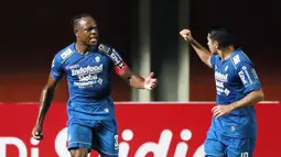 Selebrasi pemain Persib Bandung, Victor Igbonefo (kiri) usai mencetak gol pertama timnya ke gawang PS Sleman dalam laga leg pertama semifinal Piala Menpora 2021 di Stadion Maguwoharjo, Sleman, Jumat (16/4/2021). Persib menang 2-1 atas PS Sleman. (Bola.com/Ikhwan Yanuar)