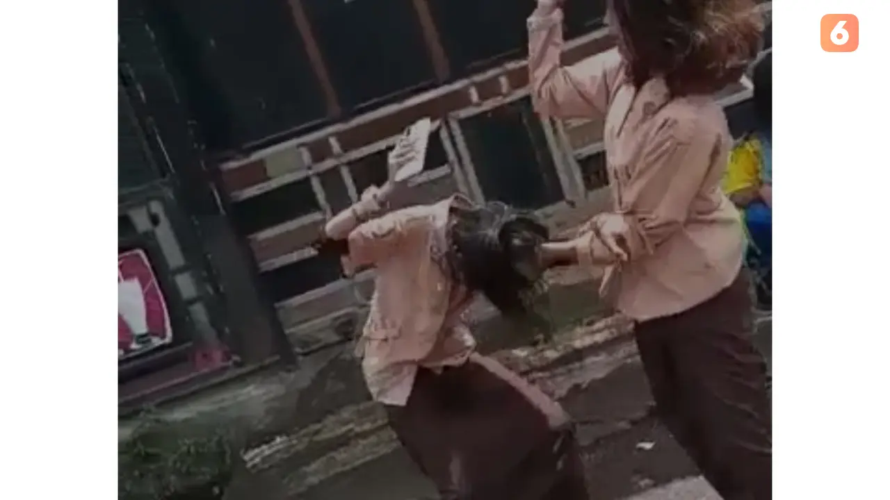 Tangkapan layar video viral perkelahian siswi di Makassar (Liputan6.com/Istimewa)