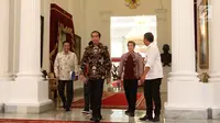 Presiden Joko Widodo atau Jokowi saat menggelar pertemuan dengan ganda putra bulu tangkis Kevin Sanjaya dan Marcus Gideon di Istana Merdeka, Jakarta, Senin (2/4). Jokowi ingin keduanya juga bisa berjaya di Asian Games 2018. (Liputan6.com/Angga Yuniar)