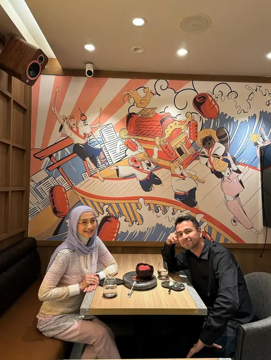 <p>Unggahan tersebut menjadi perbincangan karena dalam foto tersebut hanya terlihat Raffi dan Desy Ratnasari. Unggahan tersebut ramai menjadi perbincangan lantaran sebelum menikah dengan Nagita, Raffi sempat mendekati perempuan seorang anak tersebut. [Instagram/raffinagita1717]</p>