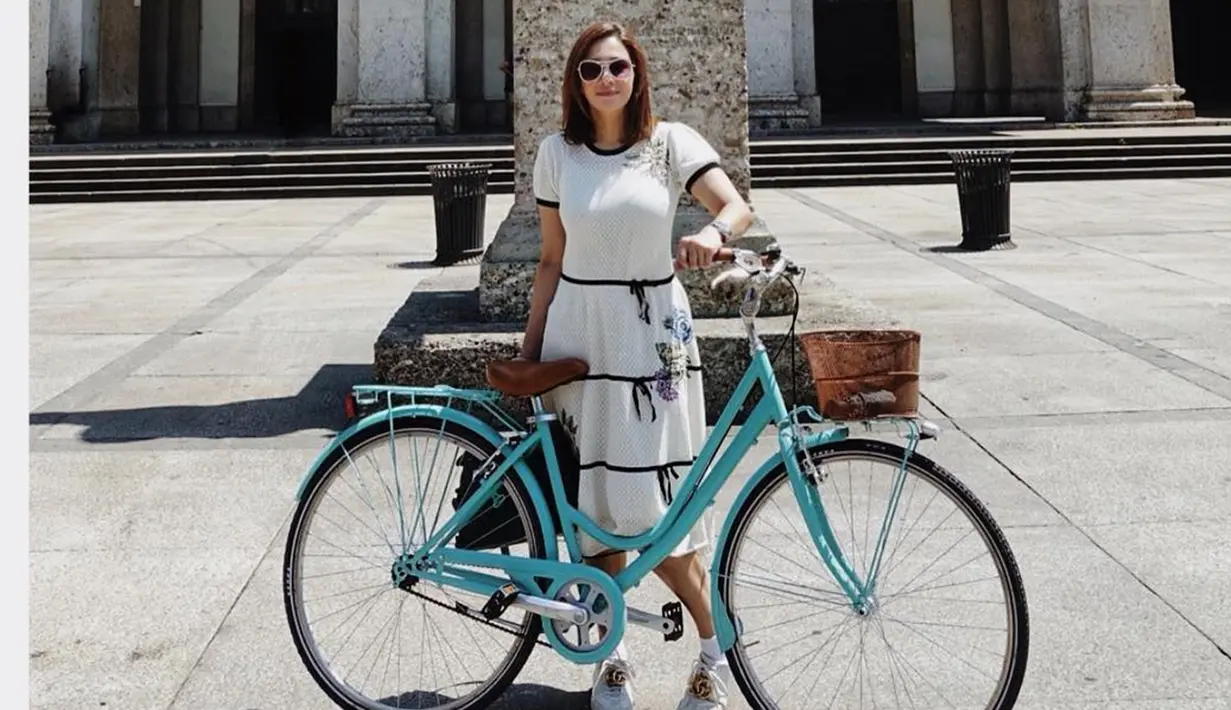 Saat tengah berlibur di Milan, Italia, penampilan Maia pun menarik perhatian publik. Dengan menggunakan casual dress berwarna putih dan detail hitam gaya Maia satu ini terlihat simpel namun tetap menawan. (Liputan6.com/IG/@maiaestiantyreal)