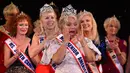 Ekspresi Miss New Jersey, Carolyn Slade Harden (depan) usai namanya diumumkan sebagai pemenang Miss Senior America 2017 di Atlantic City, New Jersey (19/10). Wanita berusia 73 tahun itu pernah bekerja sebagai penyanyi. (AFP Photo/Timothy A. Clary)