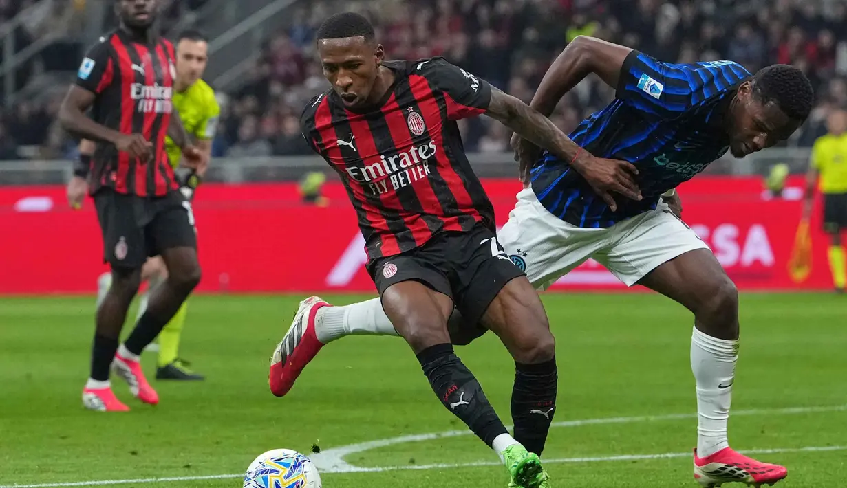 Hingga peluit panjang dibunyikan, I Nerazzurri kesulitan mencipta peluang mencetak gol balasan. Tampak dalam foto, pemain AC Milan, Pervis Estupinan (kiri) dan Ange-Yoan Bonny dari Inter Milan berebut bola saat pertandingan pekan ke-28 Serie A Italia 2025/2026, di Stadion San Siro, Minggu 8 Maret 2026 waktu setempat atau Senin (9/3/2026) dini hari WIB. (AP Photo/Antonio Calanni)