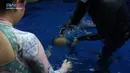 Nggak ketinggalan Rayyanza coba untuk menyelam. Kira-kira kalau udah jago renang, Cipung mau nyoba nyelam di lautan nggak ya? (Youtube.com/Rans Entertainment)