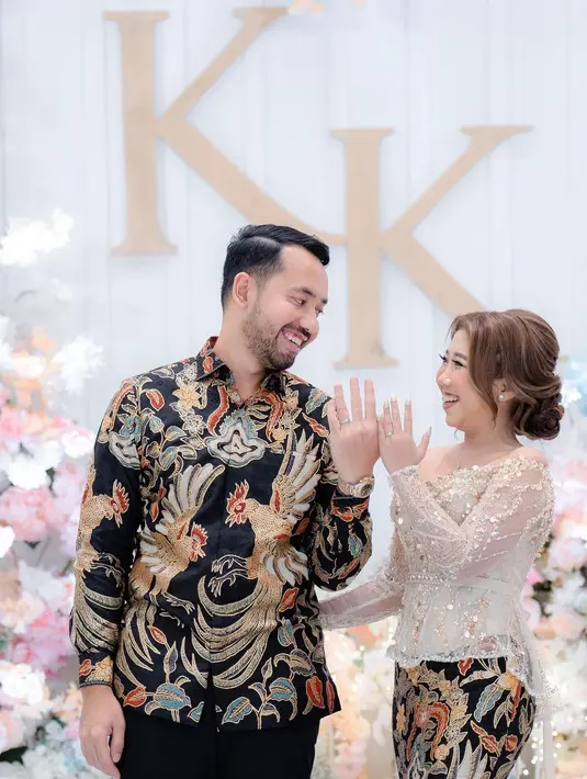 Kemudian ia mengganti robe tersebut dengan kebaya modern bernuansa nude dari Red Berry Wedding. [Instagram/windrafotografi].