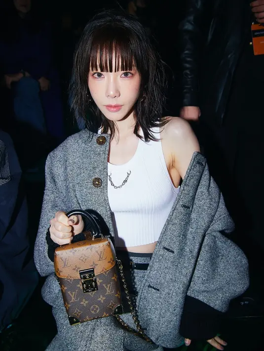 Taeyeon SNSD juga tak kalah menawan dengan trendy wet-hair look dan edgy fashion saat duduk di front row.  [Foto: Louis Vuitton].