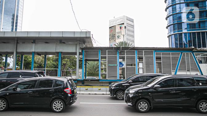 Kendaraan melintas di dekat Halte Bus Transjakarta Tosari lama di Jalan Jenderal Sudirman, Jakarta, Kamis (7/1/2021). Kondisi halte tersebut kini terbengkalai usai beroperasinya Halte Tosari baru dengan daya tampung yang bertambah dua kali lipat. (Liputan6.com/Faizal Fanani)