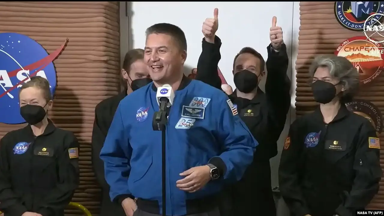 Astronot dan Wakil Direktur NASA, Operasi Penerbangan Kjell Lindgren (tendah) bersama para kru (dari kiri ke kanan) Kelly Haston, Ross Brockwell, Nathan Jones dan Anca Selariu keluar dari Habitat Mars di Houston, Texas. (Dok. AFP)