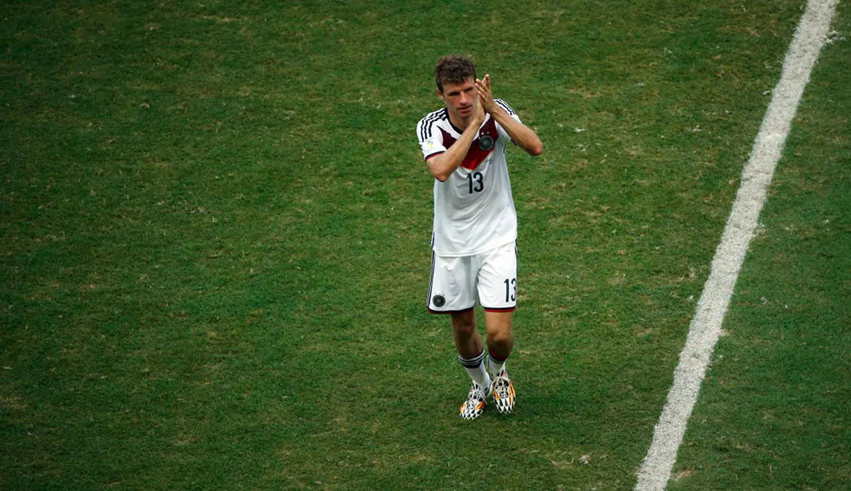Gelandang Timnas Jerman, Thomas Mueller, memberikan penghormatan pada para suporter sesaat sebelum digantikan Lukas Podolski di menit 82, (16/6/2014). (REUTERS/Fabrizio Bensch)