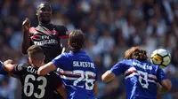 Bek AC Milan, Cristian Zapata, menyundul bola saat melawan Sampdoria pada laga Serie A Italia di Stadion Luigi Ferraris, Genoa, Minggu (24/9/2017). Sampdoria menang 2-0 atas Milan. (AFP/Filippo Monteforte)