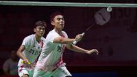 Pebulutangkis ganda putra Indonesia, Muhammad Sohibul Fikri/Bagas Maulana bertanding melawan pebulutangkis ganda putra Jepang Takuro Hoki/Yugo Kobayashi Jonatan pada laga perempat final Indonesia Masters 2023 di Istora Senayan, Jakarta, Jumat (27/01/2023). Bagas/Fikri kalah dengan skor 11-21, 13-21. (Bola.com/Bagaskara Lazuardi)