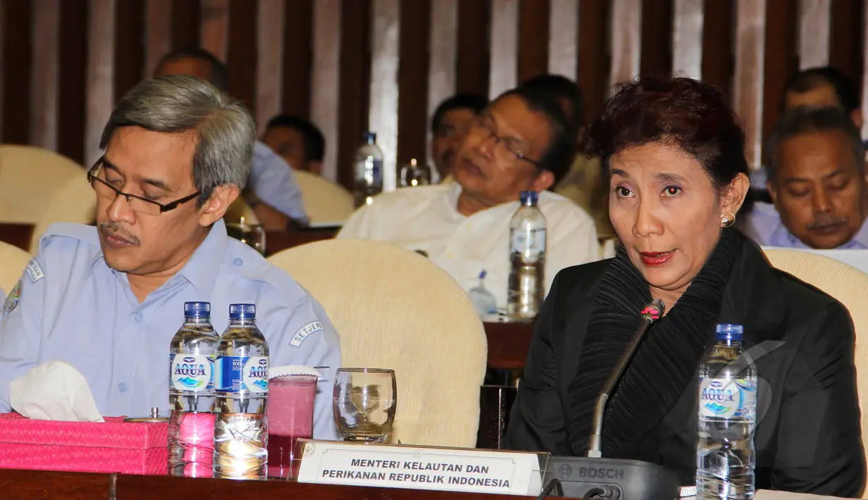 Menteri Kelautan dan Perikanan (KKP) Susi Pudjiastuti (kanan) saat menggelar rapat kerja dengan Komisi IV DPR di Komplek Parlemen, Jakarta, Rabu (1/4). Raker tersebut membahas pelaksanaan kegiatan KKP tahun anggaran 2015. (Liputan6.com/Helmi Afandi)