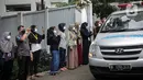 Pelepasan salah satu tenaga kesehatan yang meninggal akibat terpapar COVID-19 di RSDC Wisma Atlet, Jakarta, Rabu (23/2/2022). Pelepasan jenazah Tiur Octavia yang meninggal setelah dirawat di RS Persahabatan dihadiri ratusan rekan tenaga kesehatan RSDC. (Liputan6.com/Faizal Fanani)