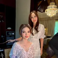 Gaun semi transparan rancangan Ansoe itu memiliki detail payet dan potongan v-neck yang terbuka. [@arikcahyadewi]