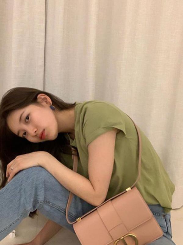Kerap kali terlihat tanpa mengenakan make up, bintang K-Drama While You Were Sleeping ini tetap terlihat cantik dan memesona. (Liputan6.com/IG/skuukzky)