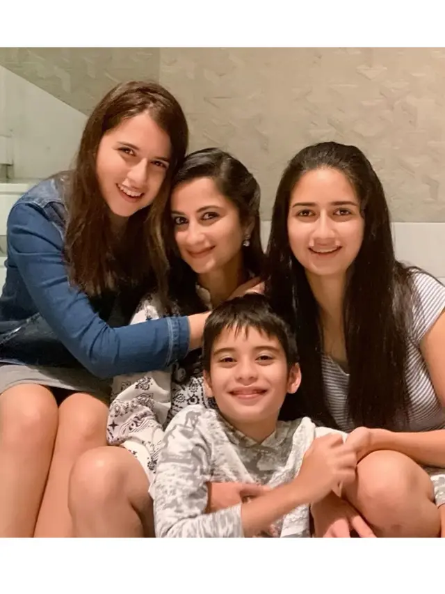6 Potret Shania, Istri Manoj Punjabi yang Cantiknya Bak Anak ABG