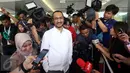 Mantan Ketua KPK, Abraham Samad usai menjenguk penyidik KPK, Novel Baswedan di Rumah Sakit Mitra Keluarga Kelapa Gading, Jakarta Utara, Selasa (11/4). Penyidik senior KPK itu menjadi korban penyiraman air keras pagi hari tadi. (Liputan6.com/Johan Tallo)