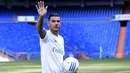Pemain baru Real Madrid, Theo Hernandez, melambaikan tangan ke suporter saat baru diperkenalkan di Stadion Santiago Bernabeu, Madrid, Senin (10/7/2017). (AFP/Javier Soriano)
