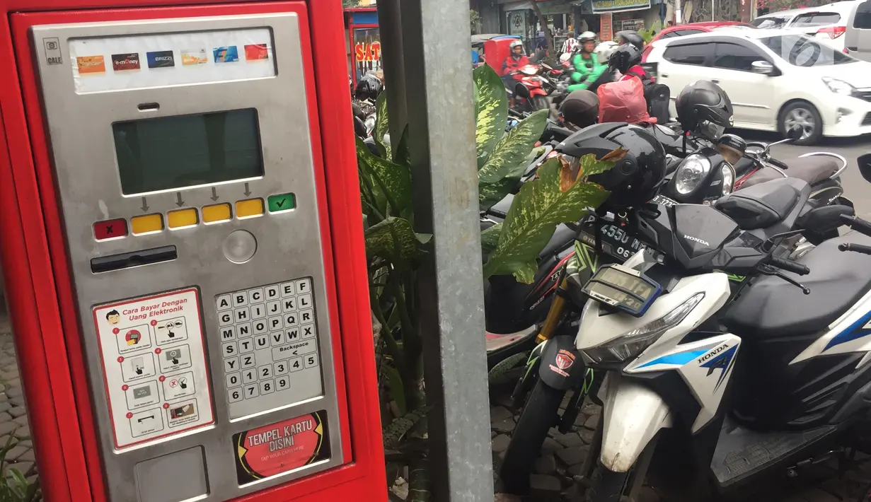 Kondisi mesin parkir yang tidak berfungsi di Jalan Sabang, Jakarta, Jumat (15/12). Berakhirnya masa kontrak PT Mata Elang Biru selaku pengelola mesin parkir menyebabkan sistem penarikan biaya parkir dilakukan secara manual.(Liputan6.com/Immanuel Antonius)