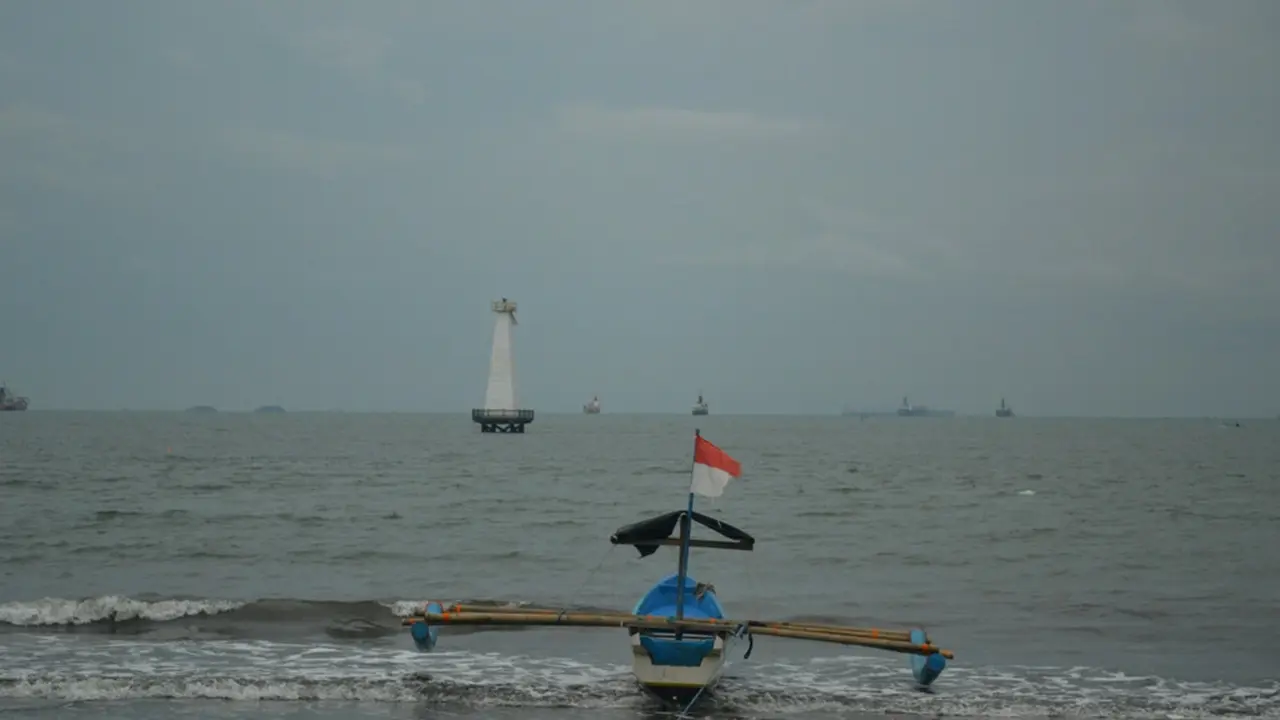Perahu kecil nelayan pantai selatan Jawa menantang ganasnya Samudera Hindia. (Foto: Liputan6.com/Muhamad Ridlo)