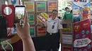 Petugas saat berselfie pada acara musik dalam aksi kampanye Ngamen Anti Korupsi, Stasiun Jakarta Kota, Jumat (20/5). Ini salah satu usaha KPK untuk mengkampanyekan kepada publik agar bersama-sama memberantas korupsi. (Liputan6.com/Immanuel Antonius)