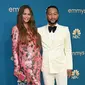 Chrissy Teigen dan John Legend menghadiri Emmy Awards ke-74 di Microsoft Theater, Los Angeles, California, Amerika Serikat (AS), 12 September 2022. (Robyn BECK/AFP)