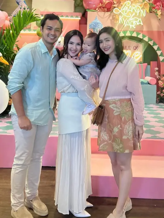 <p>Febby Rastanty hadir bersama suaminya. Ia tampil mengenakan atasan long sleeve pink dengan karet di bagian perut. Dipadukan mini skirt orange motif bunga. Sambil membawa sling bag coklat dan sepatu warna ivory. [@febbyrastanty]</p>