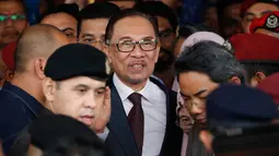 Politisi Malaysia, Anwar Ibrahim berjalan bebas keluar dari RS Rehabilitasi Cheras, Kuala Lumpur, Rabu (16/5). Anwar langsung dibebaskan dari rumah sakit dimana dia menjalani perawatan, tanpa perlu kembali ke Penjara Sungai Buloh. (AP/Vincent Thian)