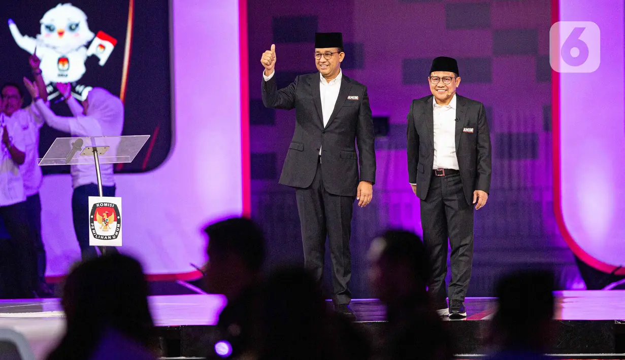 <p>Pasangan Capres-Cawapres nomor urut satu, dua, dan tiga menyapa tamu undangan sebelum debat Cawapres Pemilu 2024 di Jakarta Convetion Center, Jumat (22/12/2023). (Liputan6.com/Faizal Fanani)</p>