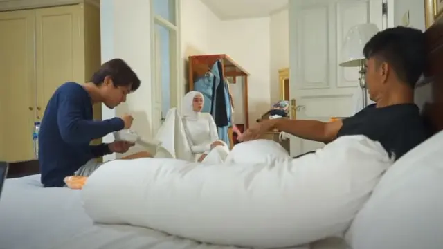 7 Momen Kedekataan Rizky Billar dan Ayah Lesty Kejora, Bak Anak Kandung