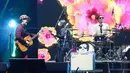 Endah N Rhesa dan Desta (kanan) saat tampil memeriahkan acara Pestapora di Gambir Expo, Kemayoran, Jakarta, Minggu (25/9/2022). Kolaborasi Vincent-Desta bersama Endah N Resha membawakan lagu-lagu Koes Plus seperti 'Bis Sekolah', 'Kolam Susu', 'Kembali ke Jakarta', dan 'Bujangan'. (Liputan6.com/Herman Zakharia)