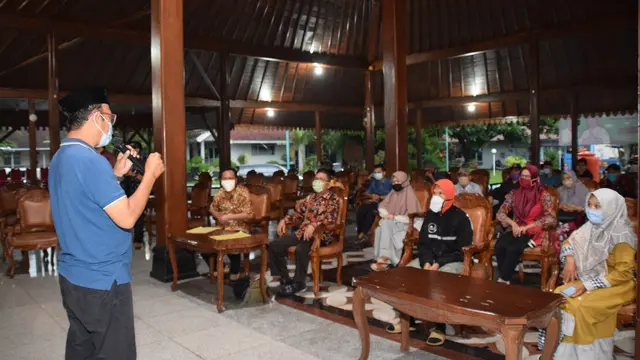 Warga Banyumas rame-rame kembalikan bansos. (Foto: Liputan6.com/Humas Pemkab Banyumas)