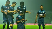 Selebrasi Arif Suyono setelah mencetak gol tunggal untuk Arema Cronus pada duel melawan Bali United FC, Minggu (7/8/216) di Stadion Kanjuruhan, Kab. Malang. (Bola.com/Iwan Setiawan)