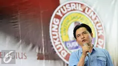 Bakal calon Gubernur DKI Jakarta, Yusril Ihza Mahendra mengukuhkan Duta Yusril di GOR Jakarta Timur, Jumat (16/9). Bacagub DKI Jakarta, Yusril Ihza Mahendra deklarasikan relawan Duta Yusril untuk menghadapi Pilkada DKI 2017. (Liputan6.com/Yoppy Renato)