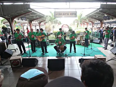 Grup Orkes Pancaran Sinar Petromaks (PSP) bermain musik dalam aksi kampanye Ngamen Anti Korupsi yang diselenggarakan di Stasiun Jakarta Kota (20/5). Acara ini merupakan cara KPK untuk  mengajak publik berantas korupsi. (Liputan6.com/Immanuel Antonius)