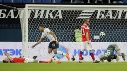 Striker Prancis, Kylian Mbappe, mencetak gol ke gawang Rusia pada laga persahabatan di Stadion St Petersburg, Rusia, Selasa (27/3/2018). Rusia kalah 1-3 dari Prancis. (AP/Dmitri Lovetsky)