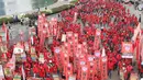 Aksi buruh Konfederasi Kongres Aliansi Serikat Buruh Indonesia (Kasbi) pada peringatan May Day di Bundaran HI, Jakarta, Senin (1/5). Massa buruh dari berbagai daerah itu akan menyuarakan tuntutan mereka di depan Istana Presiden (Liputan6.com/Angga Yuniar)