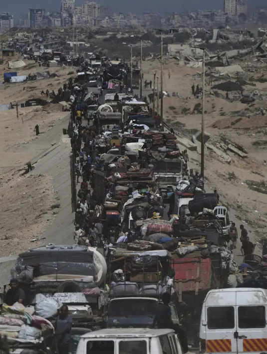 Barisan mobil van serta gerobak keledai yang sarat dengan barang-barang, serta orang-orang yang berjalan kaki membawa harta benda terakhir mereka. Diperkirakan sekitar 300 ribu warga telah meninggalkan Kota Gaza. (AP Photo/Abdel Kareem Hana)