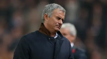 Jose Mourinho tampak kecewa saat menyaksikan anak asuhannya bertanding melawan Stoke City pada di Britannia Stadium, Inggris, Selasa (27/19/2015). Dengan hasil ini rumor pemecatan Mou akan semakin kencang. (Reuters/Darren Staples)