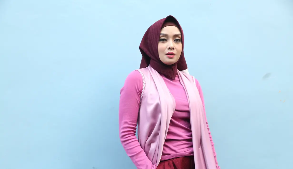 Tepatnya di tanggal 5 Desember 2009, Terry menikah dengan seorang laki-laki bernama Rully Johan, yang diketahui adalah teman lamanya. Namun di tahun 2012, ia terpaksa mengakhiri pernikahannya itu. (Nurwahyunan/Bintang.com)