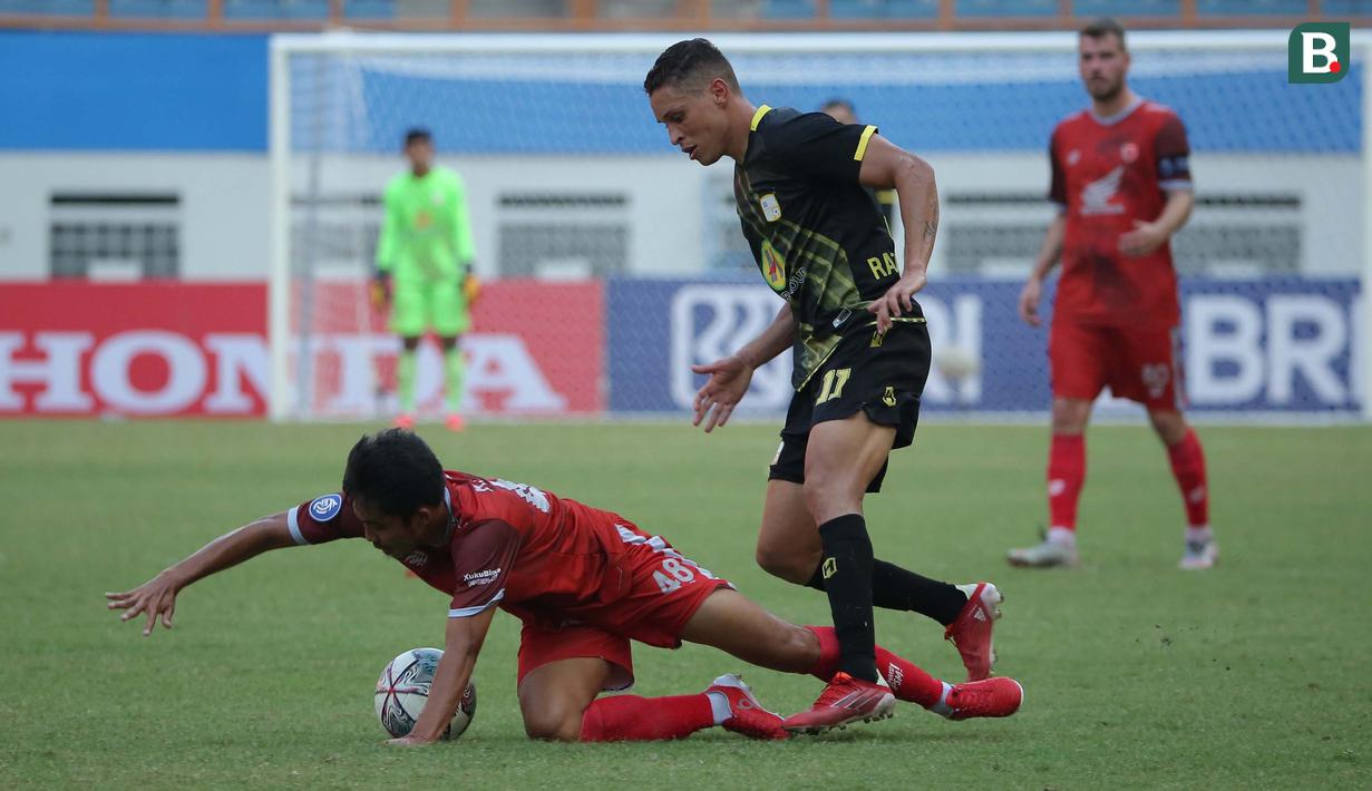Pemain PSM Makassar, Arfan (bawah) berebut bola dengan pemain PS Barito Putera, Rafael Gomes De Oliviera (kanan) dalam laga pekan ke-5 BRI Liga 1 2021/2022 di Stadion Wibawa Mukti, Cikarang, Senin (27/9/2021). PSM kalah 0-2. (Bola.com/Ikhwan Yanuar)