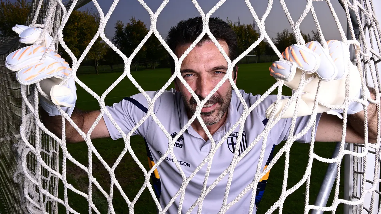 Foto: Akhirnya Pensiun Juga, Gianluigi Buffon Mampu Gagalkan 6 Kiper Hebat Berikut yang Berpeluang Menggusurnya di Timnas Italia