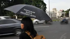 Anggota Jaringan Solidaritas Korban untuk Keadilan melakukan aksi Kamisan ke-378, Jakarta, Kamis (11/12/2014). (Liputan6.com/Miftahul Hayat)