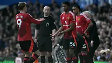 Penyerang Manchester United asal Denmark #09, Rasmus Hojlund (kiri), meninggalkan lapangan setelah digantikan, sementara penyerang Manchester United asal Norwegia #56, Chido Obi, dan bek Manchester United asal Prancis #15, Leny Yoro, digantikan dalam pertandingan Liga Primer Inggris antara Everton dan Manchester United di Goodison Park di Liverpool, Inggris barat laut pada 22 Februari 2025. (Paul ELLIS/AFP)