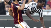 Gelandang AS Roma, Mohamed Salah (kiri) berebut bola dengan bek Juventus, Patrice Evra di pertandingan liga serie A di Olimpico Roma, Italia (31/8/2015).  AS Roma menang atas Juventus dengan skor 2-1. (REUTERS/Alberto Lingria)